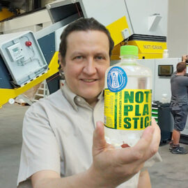 Die 120% nachhaltigen NaKu PLA-Flasche auf der K Messe