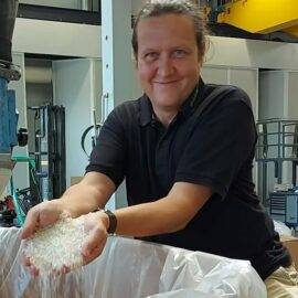 Johann Zimmermann mit rezykliertem Biokunststoff bei NGR Next Generation Recycling