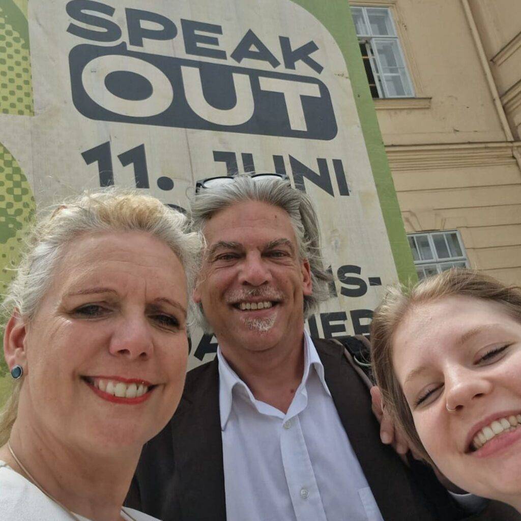 Ute Zimmermann, Michael A. Zeger und Lizzy Weinert beim SPEAK OUT Festival 2024